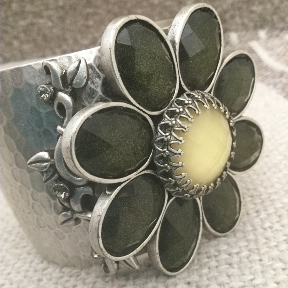 GORGEOUS!! Ollipop Flower Cuff Bracelet